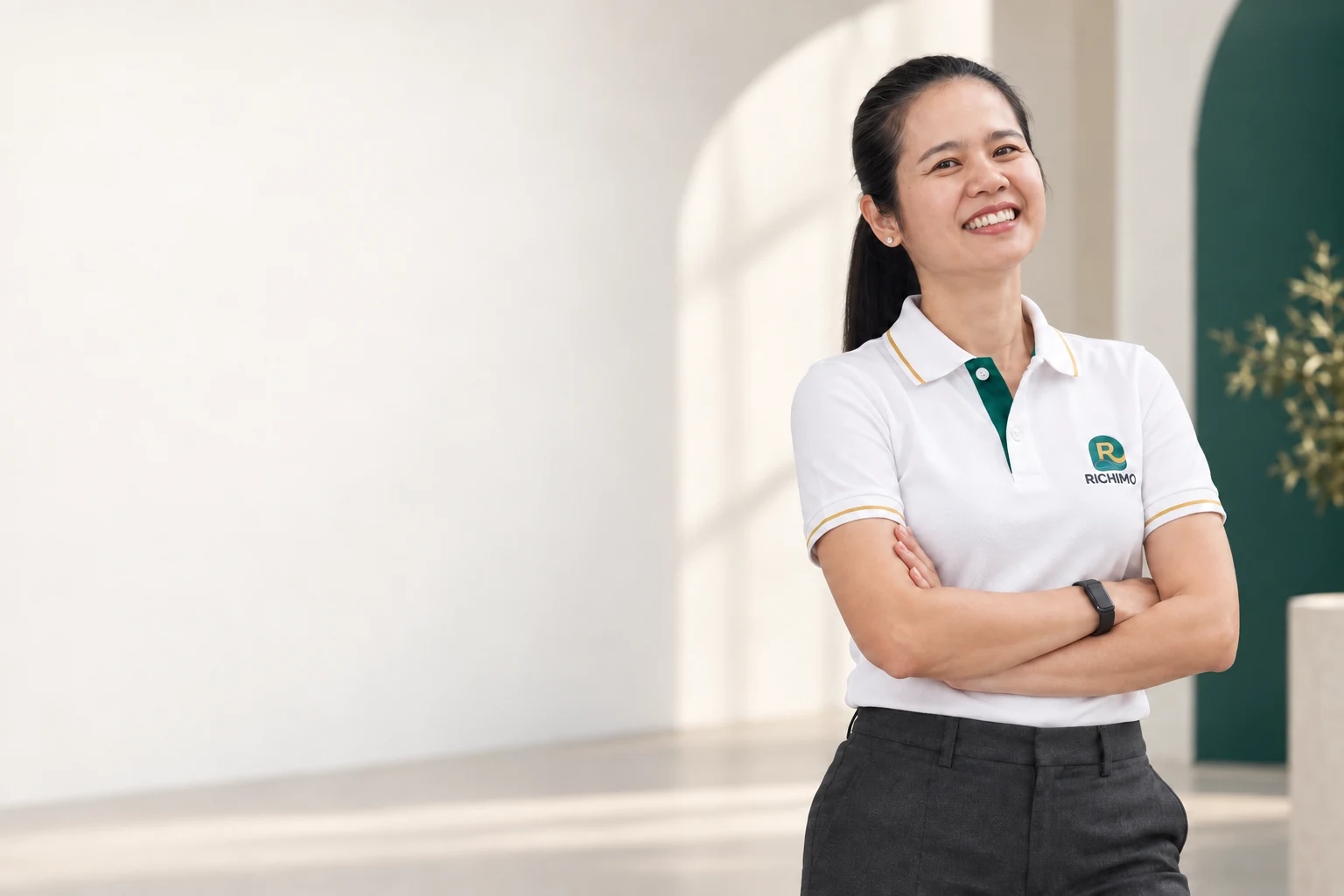 ภาพสตูดิโอคุณตูนในชุดโปโล Richimo